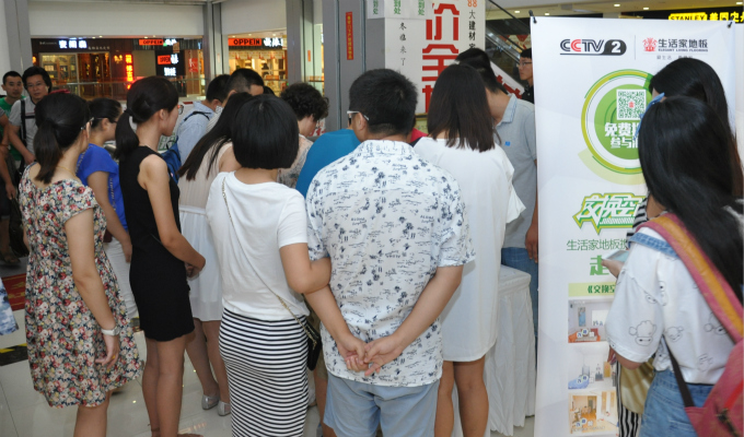 說明: （早在海選開始前1個(gè)小時(shí)就已經(jīng)有眾多業(yè)主在簽到處等候）.jpg